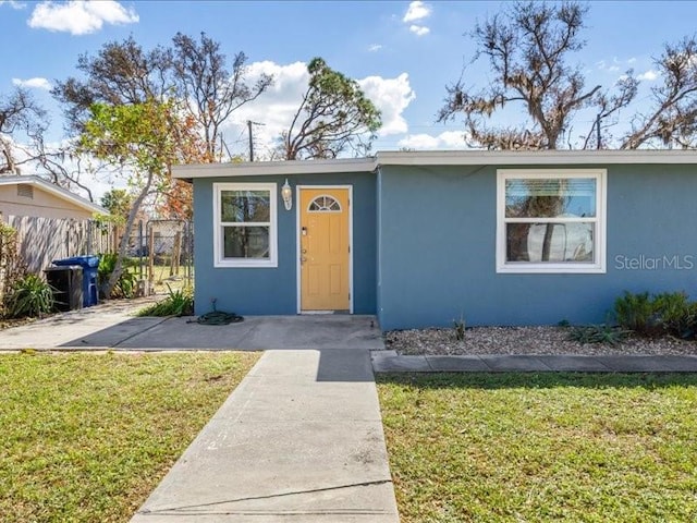 bungalow-style home featuring a front lawn