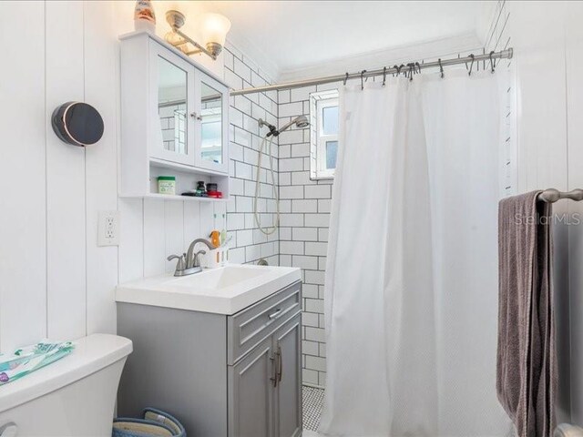 bathroom with toilet, curtained shower, and vanity