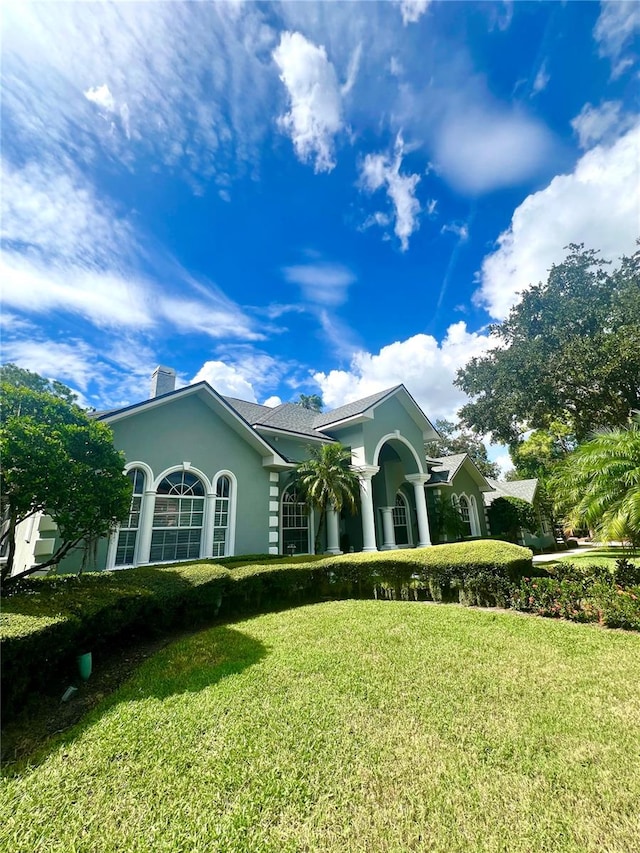 ranch-style home featuring a front lawn