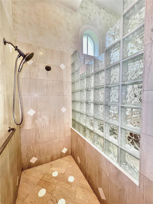 bathroom featuring tiled shower