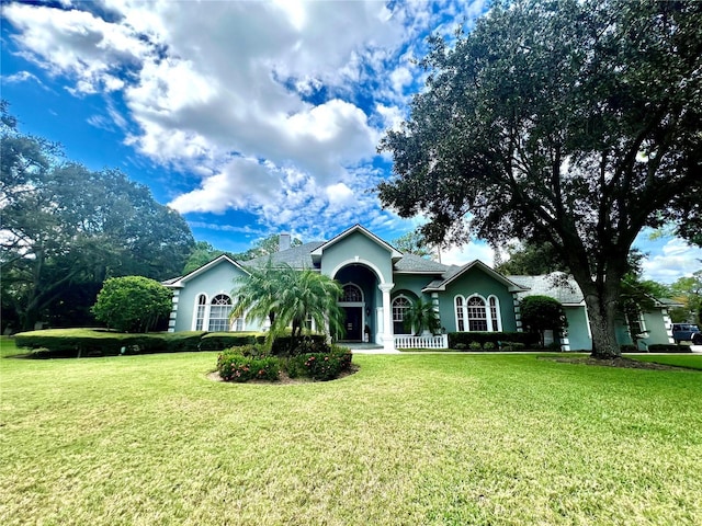 ranch-style house featuring a front yard