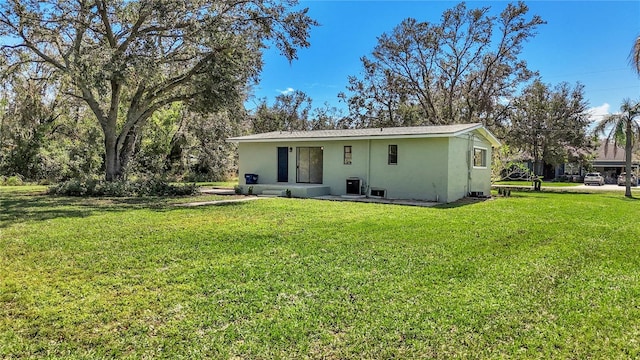 back of house featuring a lawn