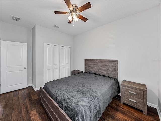 bedroom featuring dark wood-type flooring, ceiling fan, and a closet