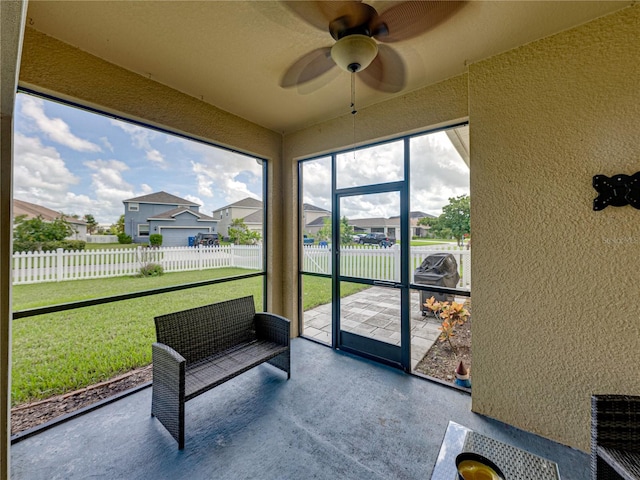 sunroom with ceiling fan