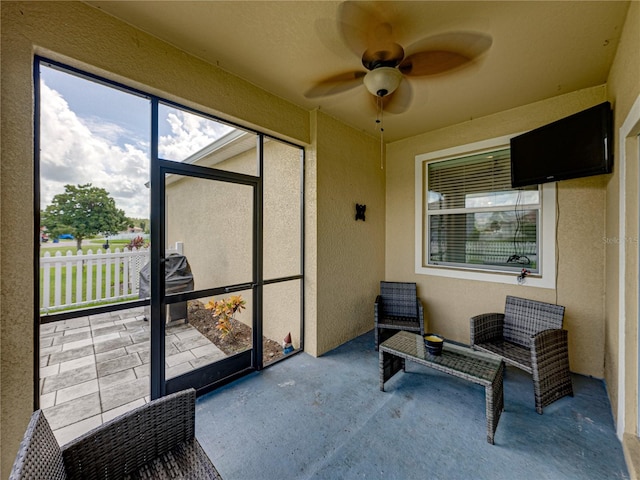 sunroom with ceiling fan