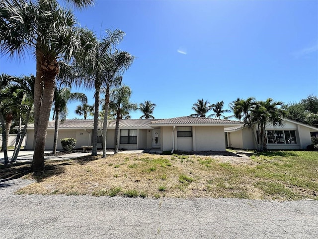 ranch-style house featuring a front lawn