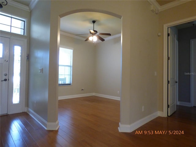 foyer entrance featuring crown molding, dark wood-type flooring, and ceiling fan