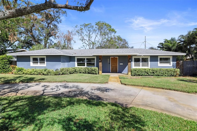 ranch-style house featuring a front yard