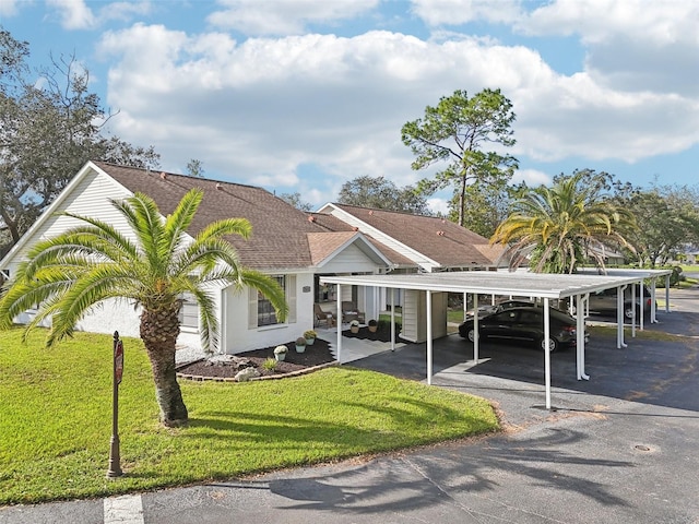 view of front of home featuring a front yard and a carport