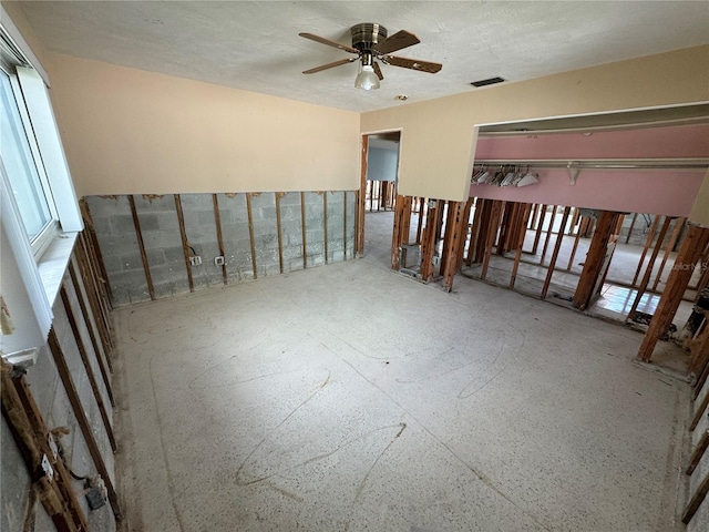 empty room featuring ceiling fan