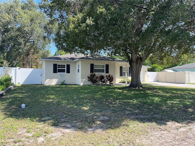 view of front of property featuring a front lawn