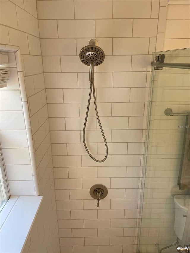 bathroom featuring a tile shower