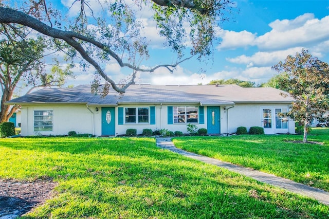 single story home with a front lawn