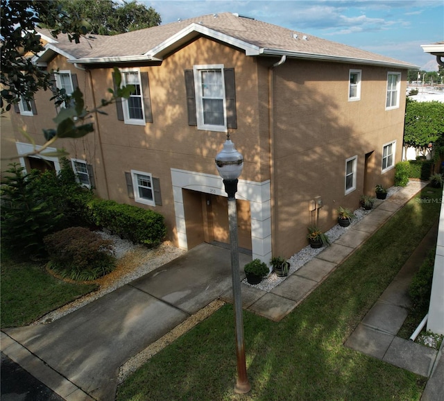 view of front of property with a front lawn