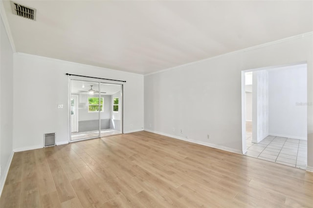 unfurnished room featuring light hardwood / wood-style flooring, ceiling fan, and crown molding