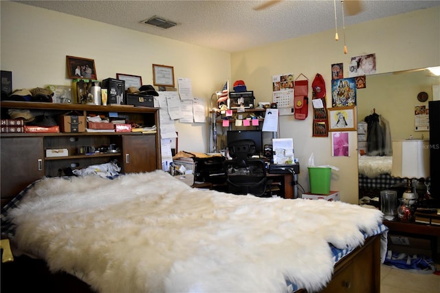 bedroom featuring ceiling fan and a textured ceiling