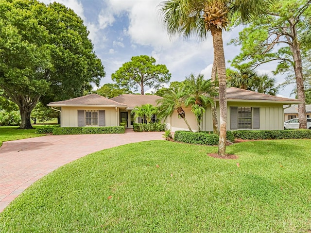 single story home with a front yard