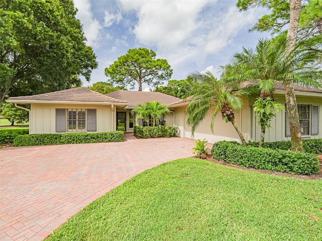 view of front of property featuring a front yard and a garage