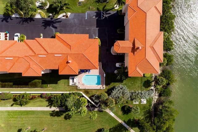 bird's eye view with a water view