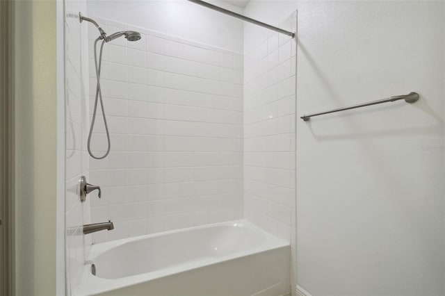 bathroom featuring tiled shower / bath combo