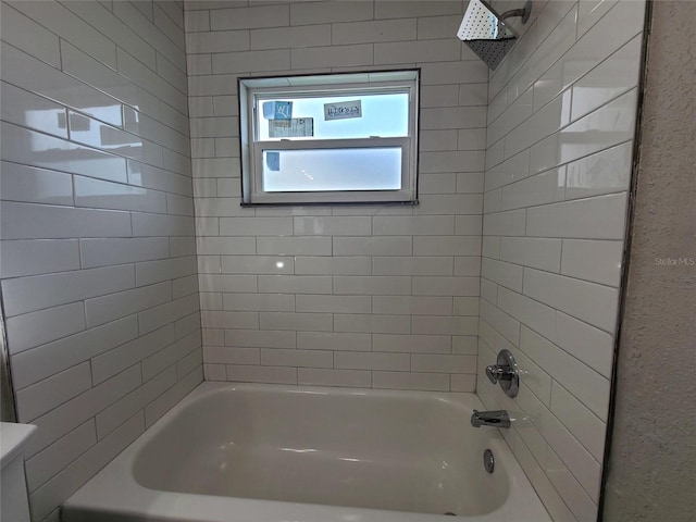 bathroom featuring tiled shower / bath