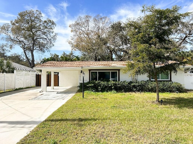 view of front of property featuring a front lawn