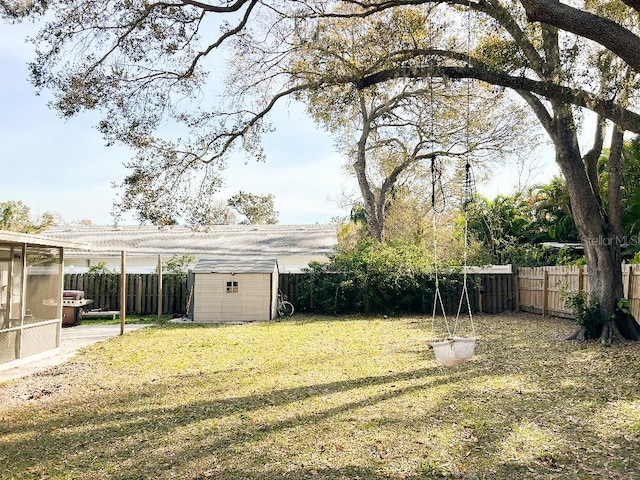 view of yard featuring a shed