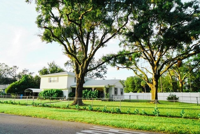 view of front of property featuring a front yard