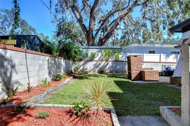 1802 E Hamilton Ave, Tampa, FL 33610 - view of yard