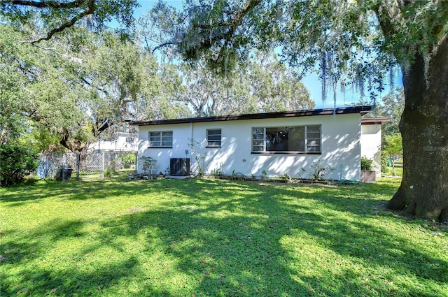 1802 E Hamilton Ave, Tampa, FL 33610 - back of house with stucco siding