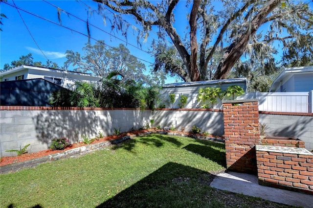 1802 E Hamilton Ave, Tampa, FL 33610 - view of yard