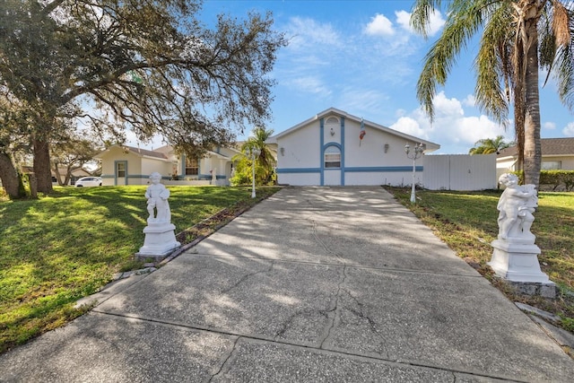 ranch-style home featuring a front lawn