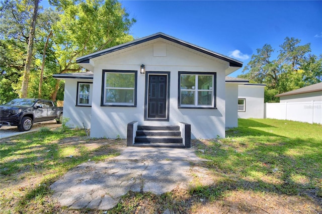 view of front of property featuring a front yard