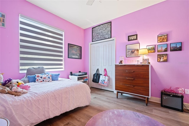 bedroom featuring a closet, light wood-type flooring, and ceiling fan