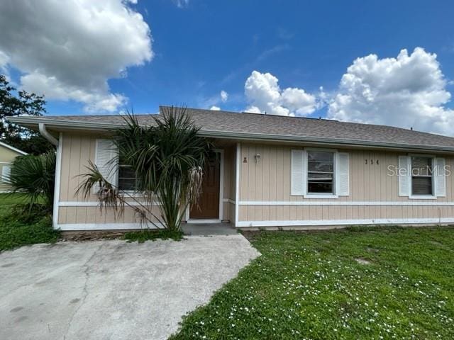 view of front of home featuring a front yard