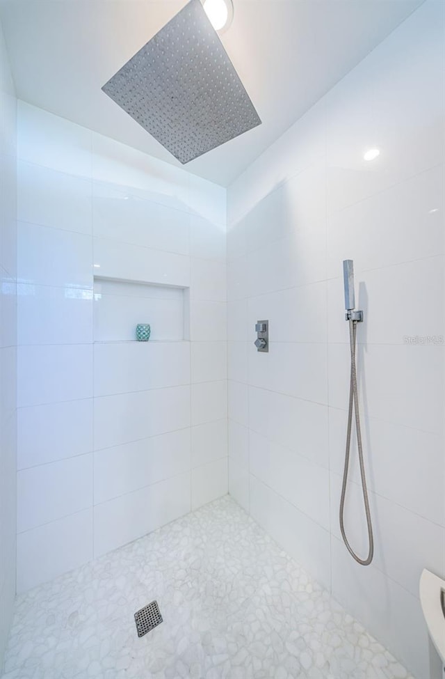 bathroom featuring a tile shower