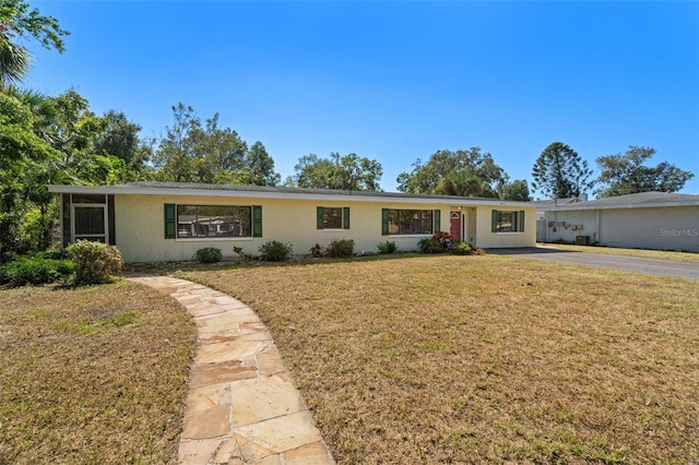 ranch-style house featuring a front yard