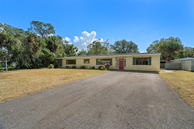 single story home with a front lawn