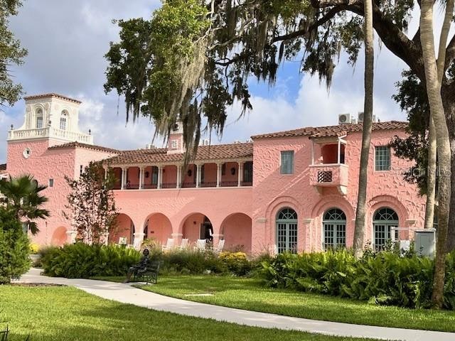 view of front of home featuring a front lawn