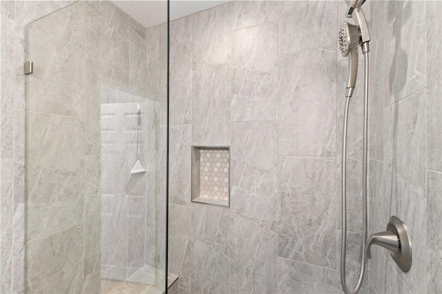 details featuring tiled shower