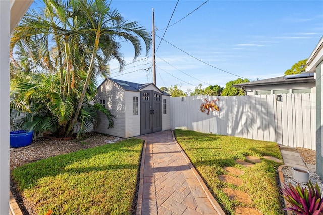 view of yard featuring a storage shed