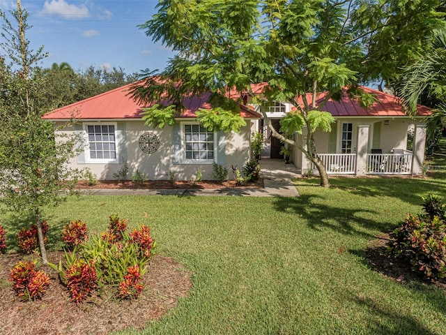 view of front facade featuring a front yard and covered porch