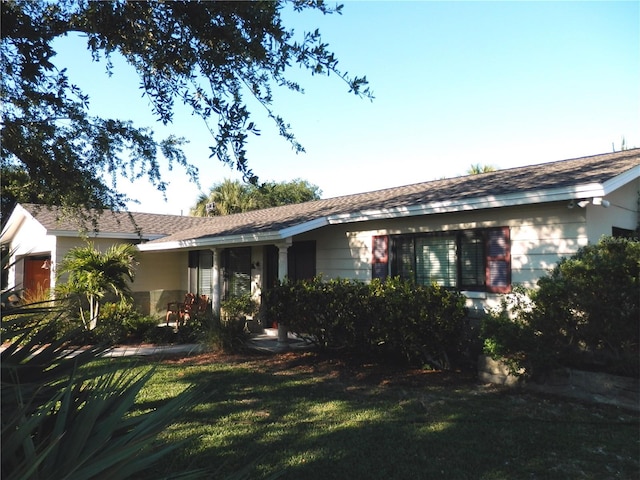 view of front facade with a front lawn