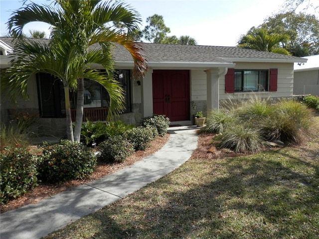 view of front of property featuring a front lawn