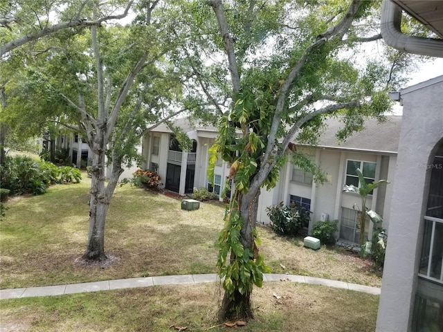 view of front of property featuring a front lawn