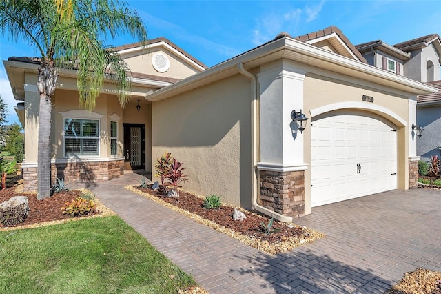 view of front facade featuring a garage