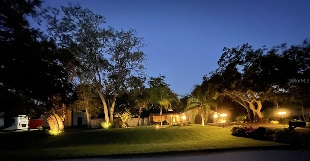 view of front facade featuring a front yard