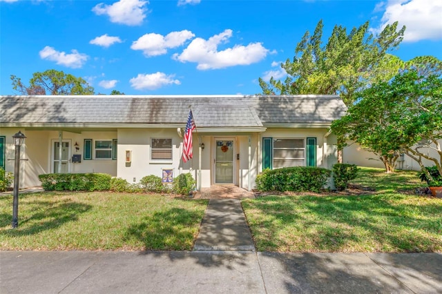 single story home with a front lawn