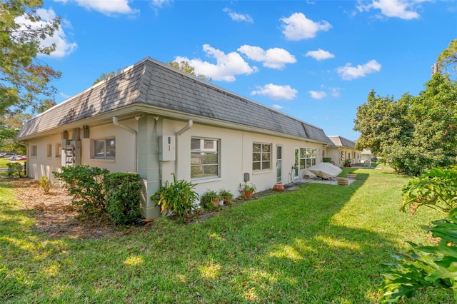 view of side of property featuring a lawn