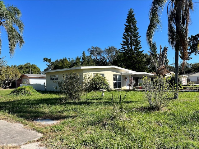 view of front of property featuring a front yard